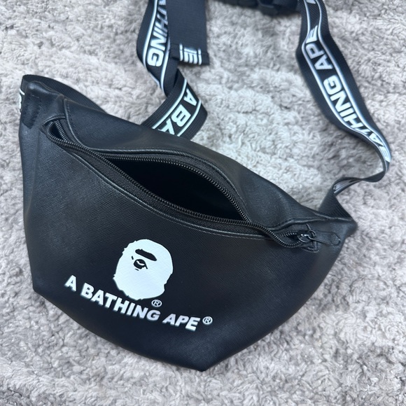 NWT BAPE WAIST POUCH/FANNY BAG - Picture 2 of 5